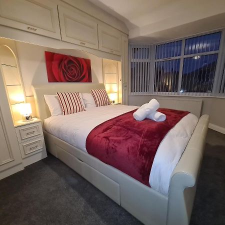 Stunning Holiday Home. Free Parking. Манчестер Экстерьер фото