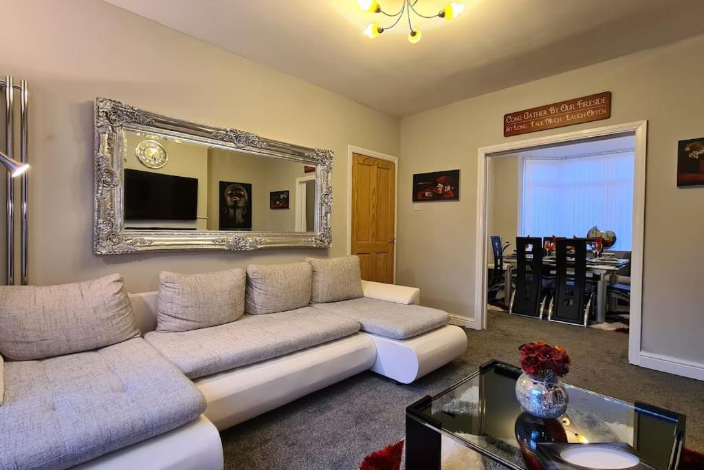 Stunning Holiday Home. Free Parking. Манчестер Экстерьер фото